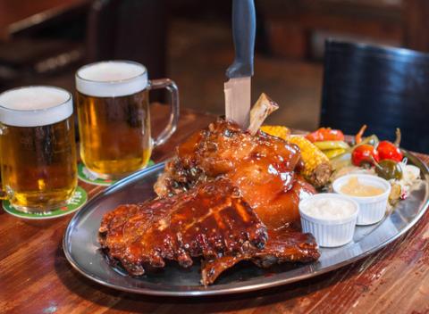 Doprajte si mega porciu mäsa pre naozajstných jedákov v Koutskej pivárni. Dvojkilové grilované koleno a rebierka s pivom Kout. 