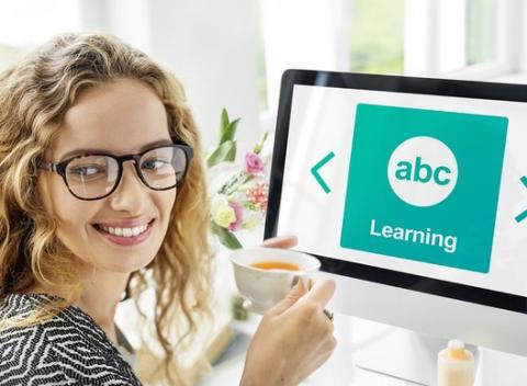 Ročná angličtina online Double Learning, 1+1 prístup. Z pohodlia domova sa naučíte konverzovať, precvičíte si gramatiku a slovnú zásobu. 