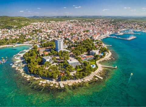 Vodice priamo na pláži v Hoteli Villa Arausana & Antonina **** s bazénom, lehátkami a polpenziou.