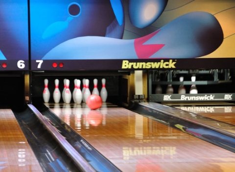 Bowling na profesionálnej dráhe Brunswick - 1 hodina. Zabavte sa spolu s vašimi priateľmi.