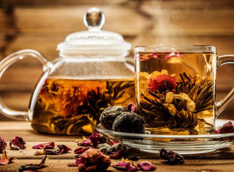 Kvitnúce ručne viazané čaje – kolekcia 30 jednotlivo balených kusov v krabici. Pochutnajte si na čaji, ktorý vám v čajníku rozkvitne. 