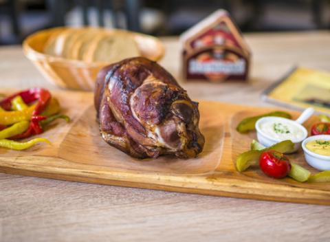 Poctivé bravčové údené koleno. Sadnite si s priateľmi a vychutnajte si výborné jedlo spolu s excelentným pivkom v príjemnej atmosfére.