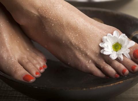 Je tu konečne sezóna odhalených nôh! Relaxačno-ošetrujúca pedikúra alebo klasická mokrá pedikúra + lakovanie nechtov.