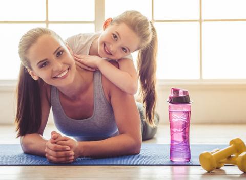 Chcete sa dostať do formy, ale máte deti a neviete si nájsť čas sami pre seba? Rodinné tréningy – vy na fitness tréningu a dieťa na tenise.