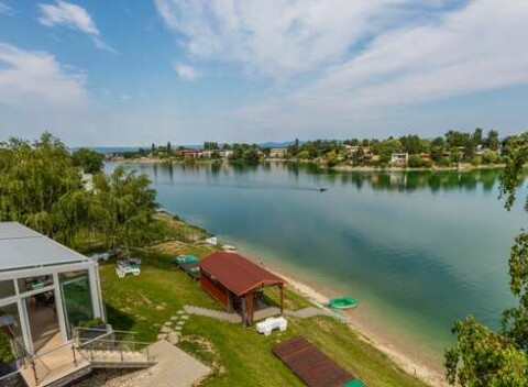 Leto na Slnečných jazerách s neobmedzeným kúpaním, bazénom, paddleboard-om a polpenziou.