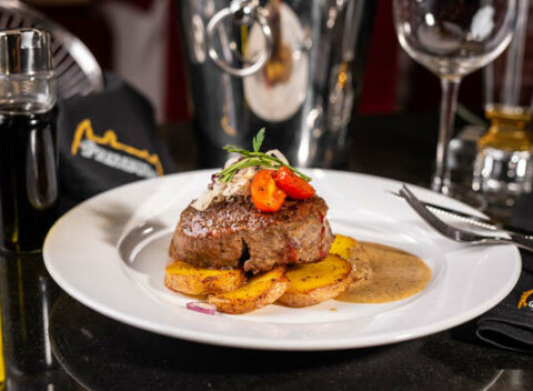 Hovädzí steak, pečené zemiaky na cibuľke s rozmarínom + omáčka podľa výberu.