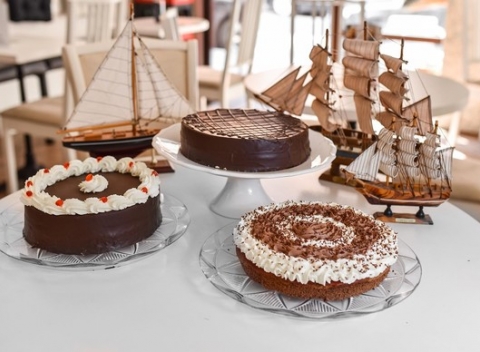 Chystáte sa na oslavu alebo si chcete zamaškrtiť v pohodlí domova? Cafe Barcelona vám ponúka tri vynikajúce torty s osobným odberom.