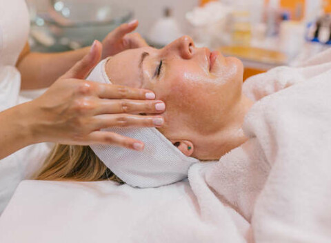 Vyhladenie pleti kvadripolárnou rádiofrekvenciou s masážou tváre a krku a aplikáciou zlatej masky.