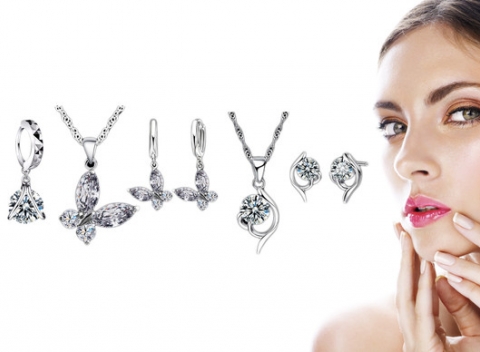 Potešte svoju milovanú polovičku krásnym darčekom. Elegantný strieborný set náušníc a náhrdelníka s príveskom. Na výber máte viac modelov.