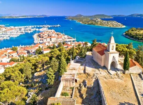 Malebné letovisko Tribunj s ubytovaním v privátnom apartmáne Nedjeljkos terasou.