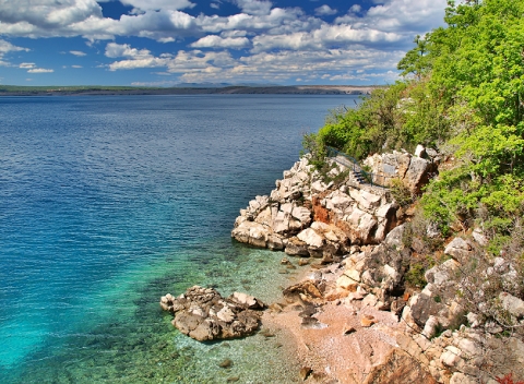 Oddychová dovolenka v malebnom chorvátskom mestečku Crikvenica. Útulné ubytovanie s polpenziou vám ponúka Annex Riviera v obci Dramalj.