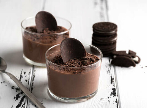 Proteínové maškrty nielen ku ketodiéte: čokoládový a vanilkový dezert, sušienky.