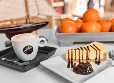Kávička, príjemné posedenie a rozhovory o živote... Čokoládový alebo americký cheesecake s kávou v Cafe Barcelona.