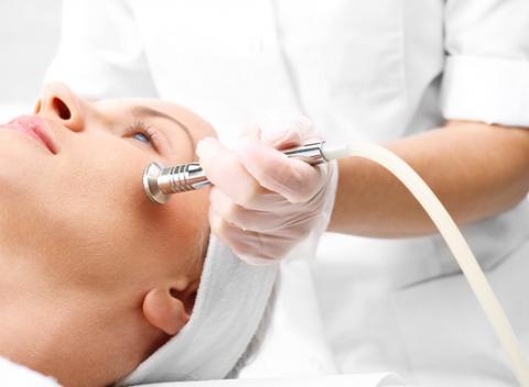 Po zamatovej a sviežej tvári túži každá žena. Ošetrenie pleti diamantovou dermabráziou doplnené ultrazvukovým vpravovaním účinných látok.