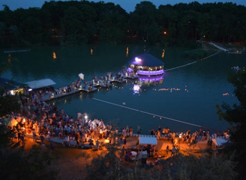 Doprajte si dovolenku na osvieženie tela i duše. Wellness pobyt s polpenziou pre 2 osoby na brehu známeho jazera Gyömrő v penzióne Bagoly.