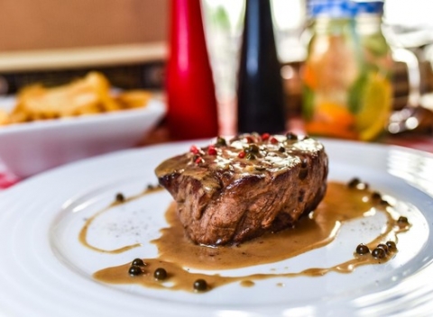 Steak z juhoamerickej sviečkovice a steakové zemiaky v reštaurácii Divná Múza.