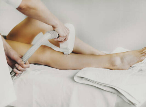 Laserová epilácia nôh laserom LightSheer v salóne pod Slavínom