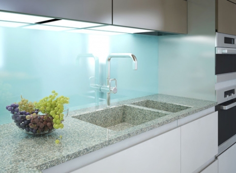 Využite skvelú zľavu 100 € na nákup sklenej kuchynskej zásteny, ktorá ušetrí čas pri upratovaní a dizajnovo oživí priestor kuchyne.