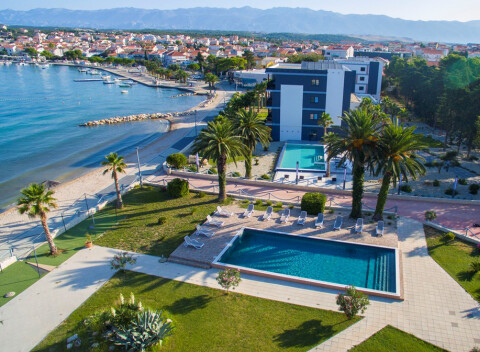 Dovolenka v Chorvátsku na Pagu s výhľadom na more v hoteli Liberty s polpenziou.