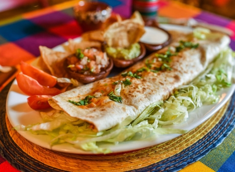 Pravé mexické burrito - kuracie alebo hovädzie s polievkou a chips and dips v reštaurácii Blue Agave.