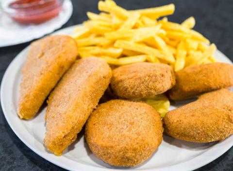 Poriadna nádielka rezňov s americkými zemiakmi, hranolkami, kečupom a tatárskou v Atelier Caffe & Restaurant. 