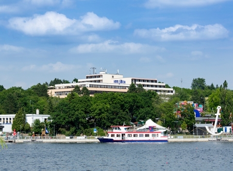 Túžite po príjemnej dovolenke u našich českých susedov? Vyberte sa s nami do Brna, kde na brehu priehrady vás privíta Orea Resort Santon***.