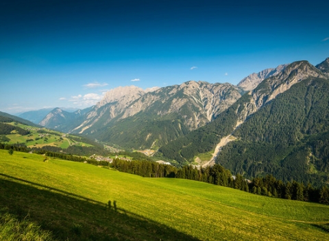 Preskúmajte čarovné uličky či krásne upravené parky v mestečku Lienz v slnečnom Tirolsku. Pobyt s polpenziou v penzióne Alpengasthof Bidner.