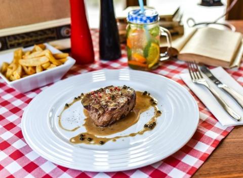 Steak z juhoamerickej sviečkovice a steakovými zemiakmi. Doprajte si výborný obed či večeru v historickom centre v reštaurácii Divná Múza.