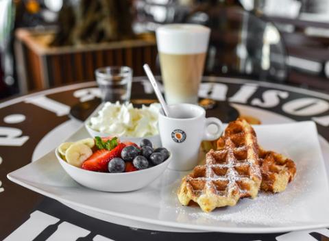 Nechajte sa uniesť neodolateľnou pravou belgickou wafle s čerstvými jahodami, belgickým nugátom, pravou šľahačkou a šálkou kávy.