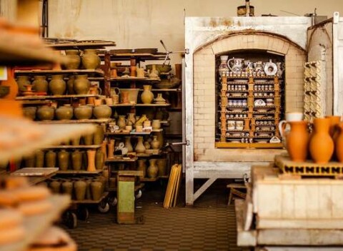 Vzdelávacia prehliadka v Slovenskej ľudovej majolike pre deti alebo dospelých.