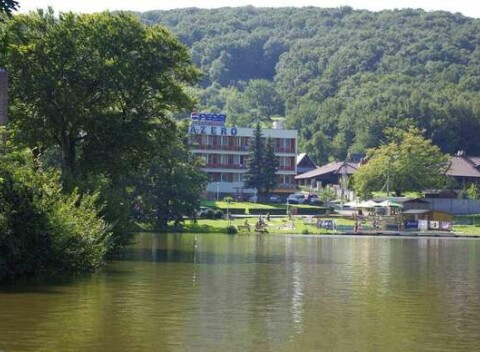 Ubytovanie na brehu Vinianského jazera pre 2 s polpenziou, wellness a vstupom do soľnej jaskyne.