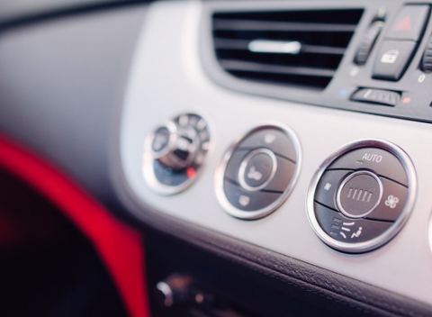 Kompletný servis klímy - doplnenie chladiva, dezinfekcia ozónom. Zdarma doplnenie brzdovej a chladiacej kvapaliny a náplne do ostrekovačov.