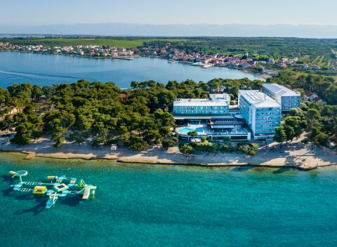 Chorvátsko hneď pri pláži v Hoteli Pinija **** s 2 bazénmi, wellness a animáciami + polpenzia.