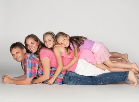 Zvečnite si nezabudnuteľné životné okamihy. Rodinné fotenie alebo fotenie tehuliek v ateliéri Lux.