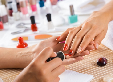 Balíček procedúr pre vaše nechty. Profesionálna manikúra alebo lakovanie nechtov v Beauty Studio.