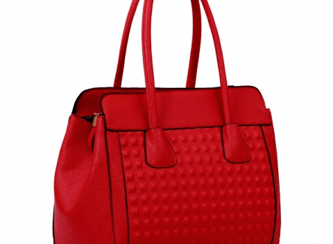 Červená dámska kabelka s tŕňami vhodná na každodenné použitie, s vnútornou látkovou podšívkou.