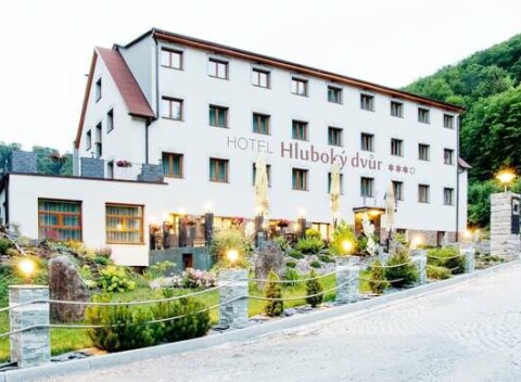 Wellness hotel Hluboký dvůr***+ s neobmedzeným vstupom do wellness a saunového sveta.