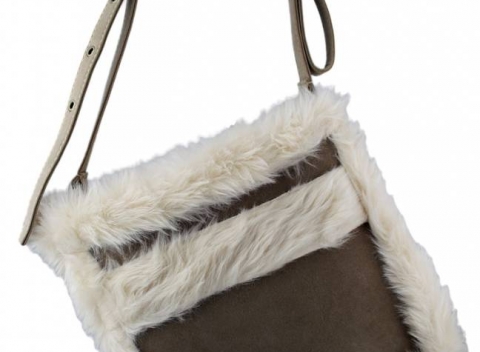 Crossbody kabelka v hnedej farbe a s detailom ovčej kožušiny. Vhodná na každodenné použitie.