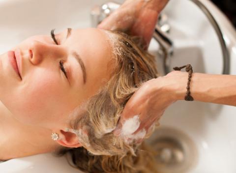 Doprajte svojej korune krásy starostlivosť, akú si naozaj zaslúži. Kompletná starostlivosť - strih, farbenie, melír a rekonštrukčná kúra.