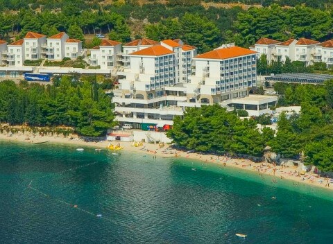Stredná Dalmácia priamo pri pláži v Hoteli Labineca *** s all inclusive, bazénom a animáciami.