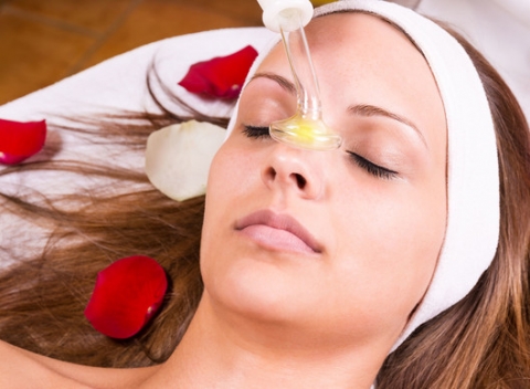 Hĺbkové čistenie s ozonizérom, ultrazvukové hĺbkové čistenie alebo omladzujúce ošetrenie pleti.