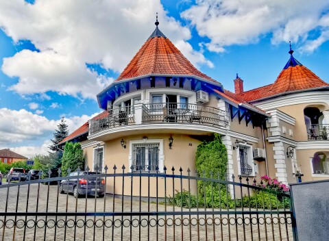 Kehidakustány len 500 m od termálov v Admirál Ville s polpenziou, wellness terasou s vírivkou.