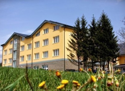 Užite si leto v hoteli Končistá **** priamo pod majestátnymi Tatrami. Pobyt s wellness a polpenziou.