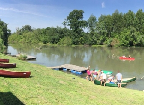 Splav s ubytovaním v obľúbenom rekreačnom stredisku Madarász na brehu Malého Dunaja.