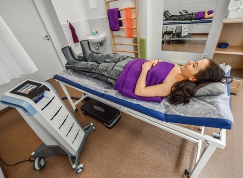 Prístrojová lymfodrenáž v novom rehabilitačnom zdravotníckom zariadení Bioreštart v Trenčíne. 