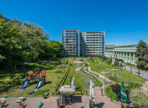 Ubytovanie pre dvoch s raňajkami, minigolfom a fľašou vína v tichej lokalite v mestskej časti Košíc.