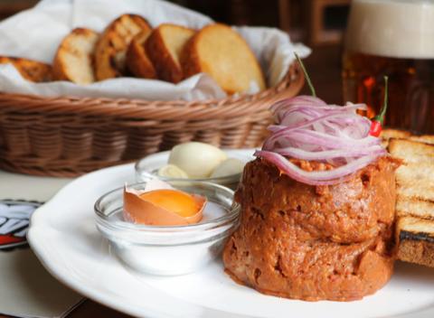 Domáci tatarák so suchými či omastenými hriankami v pivárni Hodovňa v centre Popradu.