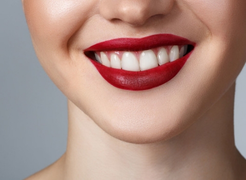 Laserové bielenie zubov. Nechajte vaše zuby zažiariť vďaka bezbolestnému ošetreniu bez poškodenia zubnej skloviny.