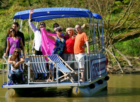 Pozrite si Bartislavu z inej perspektívy. Večerné či denné plavby loďou pre 6–12 osôb z Bratislavy.