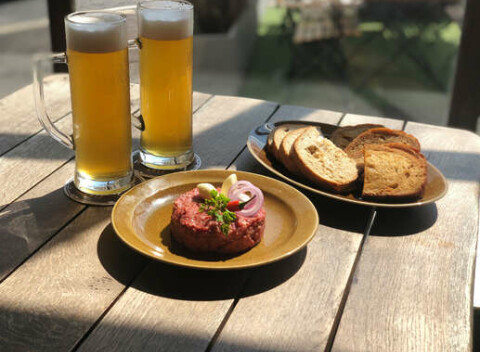 Tatarák s dvoma veľkými svetlými ležiakmi Komín v mestskom pivovare Alžbetka na Obchodnej.